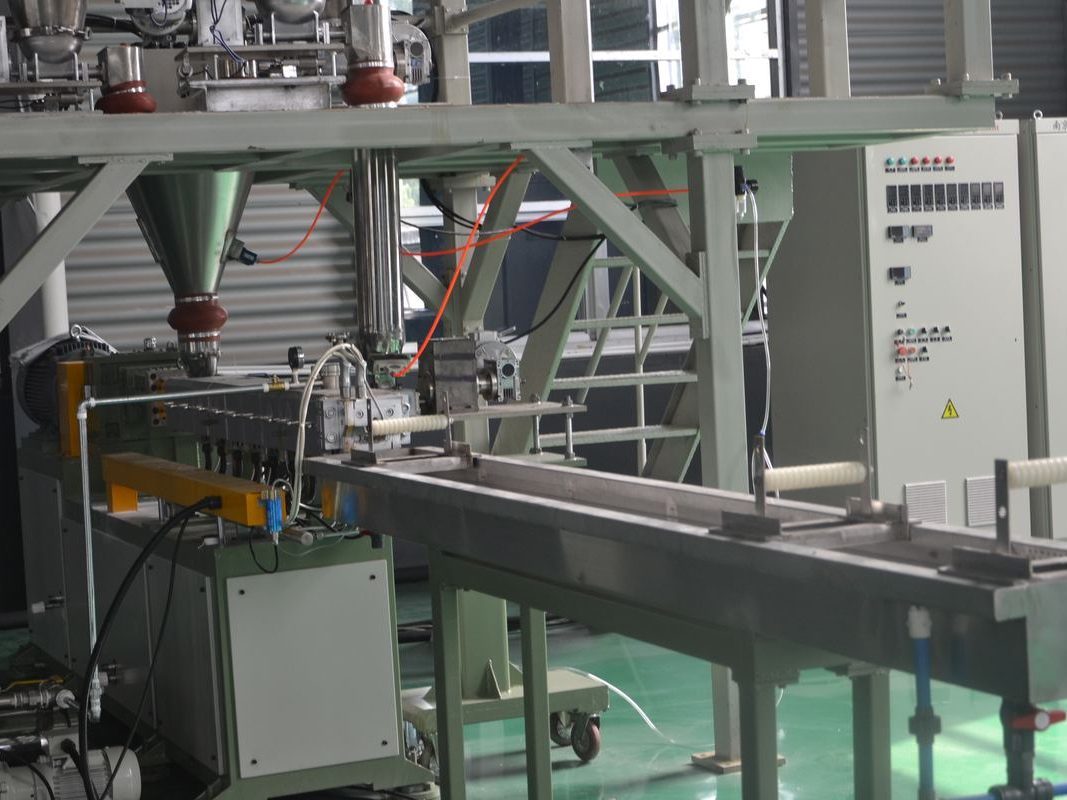 Twin-screw extrusion and pelletising line for modified plastics
